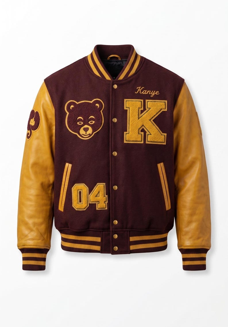 Puede incluir: Chaqueta universitaria granate y dorada con mangas de cuero. La chaqueta presenta un parche de cabeza de oso, la letra "K", el n&uacute;mero "04" y el nombre "Kanye". El cuello, los pu&ntilde;os y la cintura tienen rayas doradas.