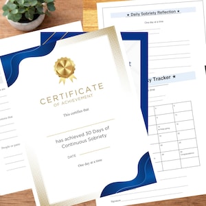 Könnte beinhalten: Eine Sammlung weißer Papierdokumente mit blauen und goldenen Akzenten. Ein Dokument ist ein Leistungszertifikat für 30 Tage kontinuierlicher Nüchternheit. Weitere Dokumente umfassen eine tägliche Nüchternheitsreflexion und einen Nüchternheitstracker.