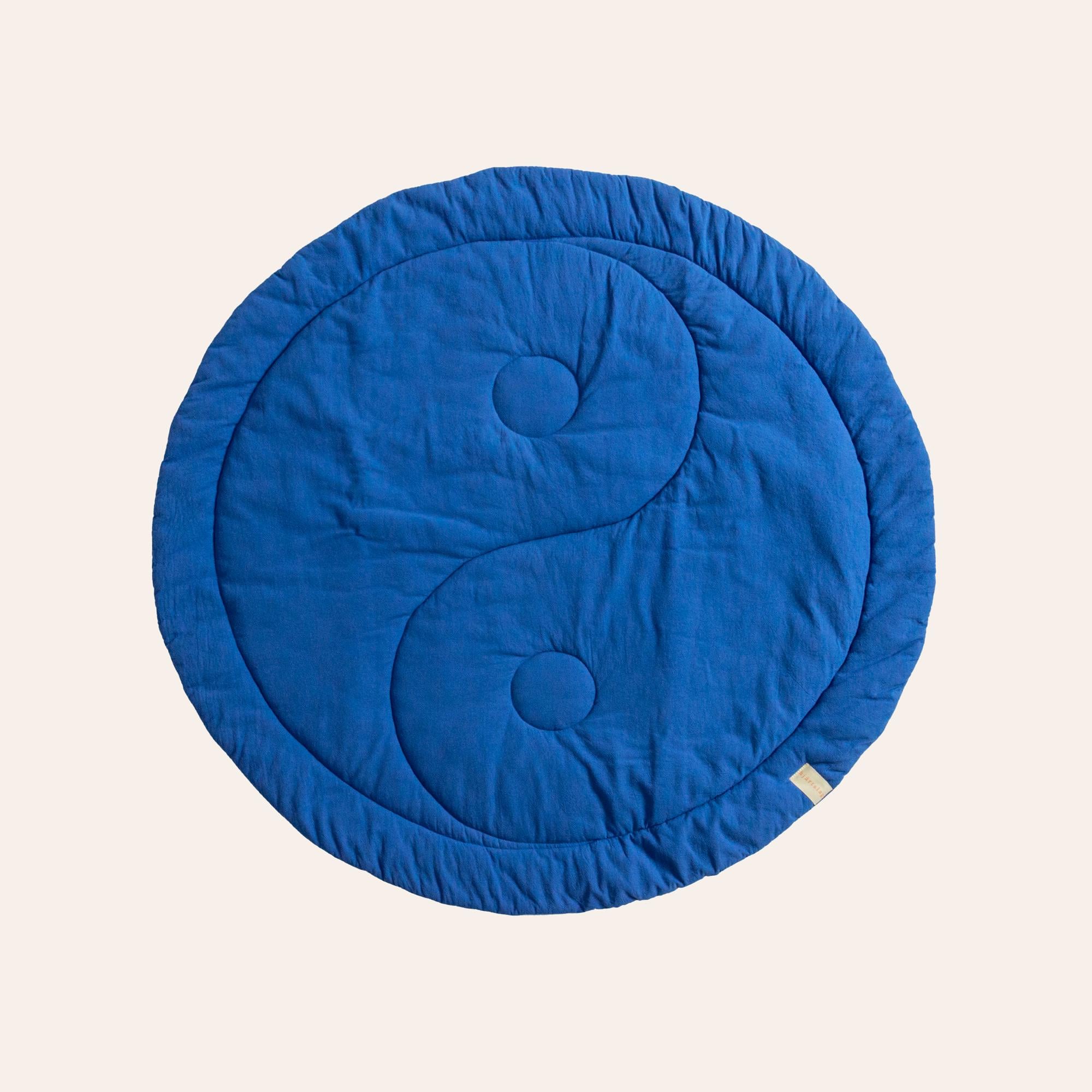 Round crawling blanket for babies with Yin and Yang motif by hjärtslag design - available in different colors