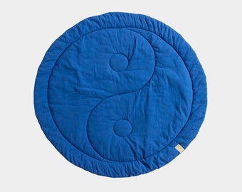 Round crawling blanket for babies with Yin and Yang motif by hjärtslag design - available in different colors