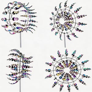 Puede incluir: Cuatro molinillos de viento decorativos para jardín con orbes iridiscentes y coloridos y detalles metálicos curvos. Cada molinillo está montado sobre un poste plateado. Los molinillos tienen un diseño circular o radial, con orbes en tonos morados, azules y verdes.