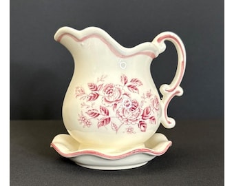 Jarra de cerámica japonesa blanca con diseño floral rosa y platillo a juego.