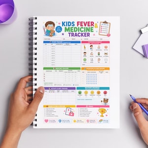 Può includere: Un quaderno a spirale con un design colorato "KIDS FEVER & MEDICINE TRACKER". Il tracker include sezioni per febbre, medicine, idratazione, attività e progressi di recupero. Una penna è tenuta nell'angolo in basso a destra.