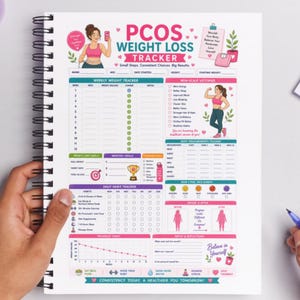 Könnte beinhalten: Ein spiralgebundener Gewichtsverlust-Tracker mit dem Text "PCOS Weight Loss Tracker". Der Planer enthält Abschnitte für wöchentliche und monatliche Ziele, nicht-skalierte Erfolge und die tägliche Gewohnheitsverfolgung. Das Cover hat Illustrationen.