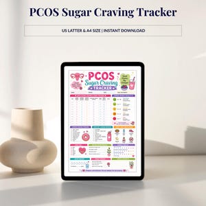 Pu&ograve; includere: Un tablet digitale mostra un tracker per la voglia di zucchero per la PCOS. Il tracker include sezioni per le voglie quotidiane, le scale di intensit&agrave; e i fattori scatenanti comuni. Il testo "US Letter & A4 SIZE | INSTANT DOWNLOAD" &egrave; visibile.