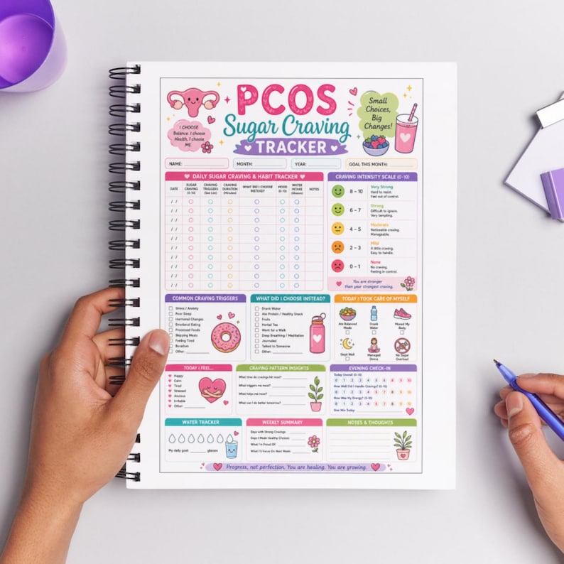 Pu&ograve; includere: Un quaderno a spirale per il monitoraggio delle voglie di zucchero e della PCOS. La copertina presenta illustrazioni colorate e testo, tra cui "PCOS Sugar Craving Tracker". All'interno, ci sono sezioni per il monitoraggio quotidiano e la cura di s&eacute;. Il quaderno &egrave; tenuto da una persona.