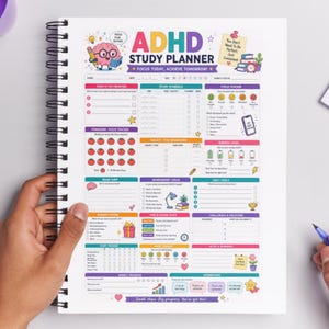 Puede incluir: Un planificador de estudio ADHD con espiral, con secciones coloridas para objetivos diarios, seguimiento de enfoque y afirmaciones. La portada presenta el texto "ADHD Study Planner" y "Focus Today, Achieve Tomorrow!" con ilustraciones.