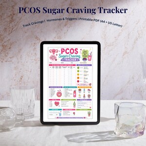 Pu&ograve; includere: Un tablet digitale mostra un colorato PCOS Sugar Craving Tracker. Il tracker include sezioni per le voglie quotidiane, gli ormoni, i trigger e un grafico dei progressi. Il testo in alto recita "PCOS Sugar Craving Tracker". L'immagine &egrave; su una superficie bianca.