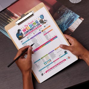 Può includere: Una cartellina in legno con un foglio stampato My Smart Welding Continuity Log con grafiche colorate, inclusa un'illustrazione di un saldatore, dettagli dell'attrezzatura, punti di controllo e liste di controllo pre-saldatura.