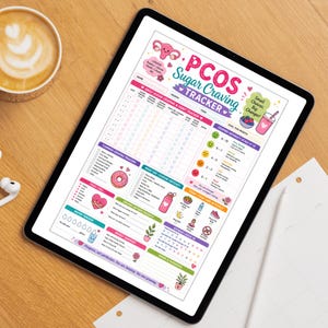 Pu&ograve; includere: Un tablet digitale mostra un tracker dei desideri di zucchero PCOS. Il tracker include sezioni per i desideri quotidiani di zucchero, i trigger comuni, l'assunzione di acqua e una scala di intensit&agrave; dei desideri. Il design presenta illustrazioni.