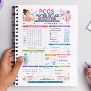Op de afbeelding: Een spiraalgebonden notitieboek met een PCOS water intake tracker. De omslag toont een vrouw die water drinkt en de tekst "PCOS Water Intake Tracker". De binnenkant bevat secties voor dagelijkse en wekelijkse tracking, doelen en hydratatietips.