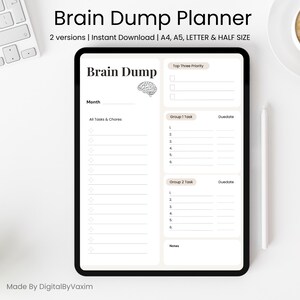 Può includere: Un pianificatore digitale intitolato "Brain Dump Planner" è visualizzato su un tablet nero. Il pianificatore include sezioni per attività, scadenze e note. La parte superiore del pianificatore ha una sezione per le prime tre priorità. Disponibile nei formati A4, A5, Letter e Half Size.
