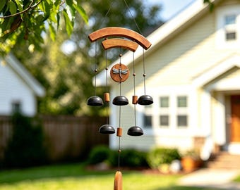 Campana de viento de madera con forma de libélula y campanillas de metal, ideal para la decoración del hogar, el jardín o el patio.