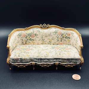 Divano francese a motivi floreali con finiture in foglia d'oro.