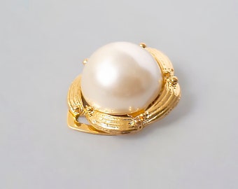 Vintage  gold tone metal large round faux pearl  scarf clip