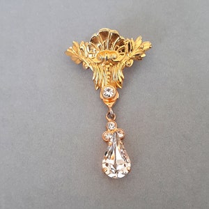Vintage gold tone metal  with rhinestones brooch