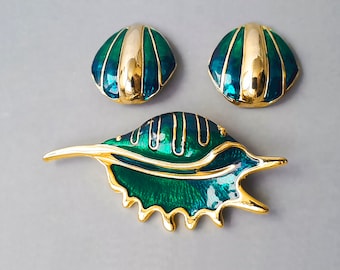 Vintage gold tone metal and green enamel  shell brooch and clip-on earrings Set