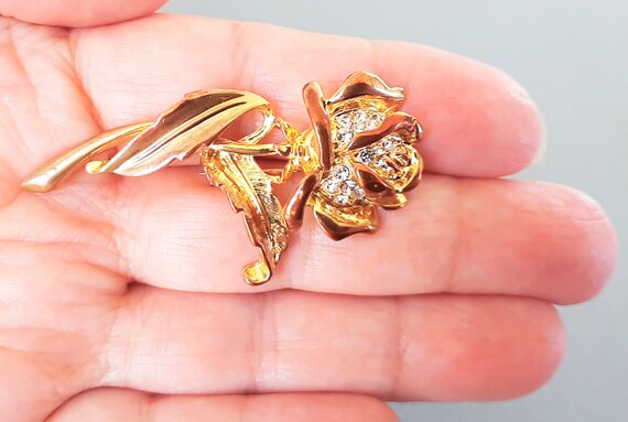 Broche Ancienne Fleur En Métal Doré Et Strass - Époque 1900 - 2.5 X 2.3 Cm - Occasion