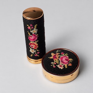 Vintage västra Tyskland Petit Point läppstiftset och pillerask, set