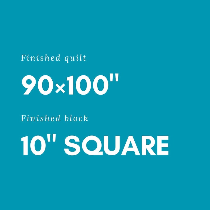 Op de afbeelding: Witte keramische mok met een zwart oor en de tekst "But First, Coffee" in zwarte letters. De mok staat tegen een vage achtergrond, wat een gezellige omgeving suggereert.
