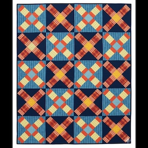 Op de afbeelding: Een patchworkquilt met een herhalend patroon van grote, kleurrijke X-vormen. De X'en zijn gemaakt van oranje, gele en rode geruite stof, tegen een blauwe achtergrond. De quilt heeft een marineblauwe rand.