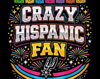 Peut inclure: Graphisme noir avec les mots "CRAZY HISPANIC FAN" en blanc, gris et jaune. Le design comprend des feux d'artifice, une étoile et un logo d'équipe. Une bannière colorée est en haut.