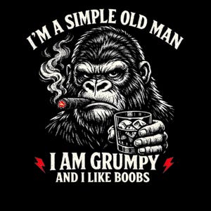 Op de afbeelding: Zwart grafisch T-shirt met een gorilla die een sigaar rookt en een glas whisky met ijs vasthoudt. Tekst luidt: "I'M A SIMPLE OLD MAN, I AM GRUMPY AND I LIKE BOOBS".