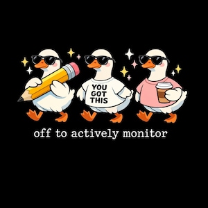 Peut inclure: Illustration de trois oies de dessin animé portant des lunettes de soleil sur fond noir. L'une tient un crayon, une autre porte un t-shirt avec "YOU GOT THIS", et la troisième porte une tasse de café. Le texte "off to actively monitor" est en dessous.