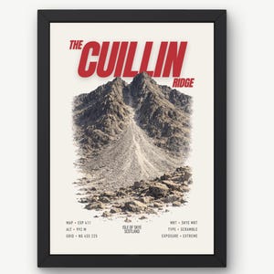 Puede incluir: Lámina enmarcada con una ilustración topográfica de Cuillin Ridge en la Isla de Skye, Escocia. La obra muestra la cordillera en tonos marrones y grises, con el texto "The Cuillin Ridge" en rojo. Incluye coordenadas y altitud de 992 m.