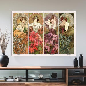 Könnte beinhalten: Ein gerahmter Kunstdruck mit vier Tafeln, die jeweils eine Frau darstellen, die eine Jahreszeit repräsentiert. Das Kunstwerk ist im Jugendstil gehalten, mit floralen und dekorativen Elementen in Orange-, Rot-, Lila- und Grüntönen.