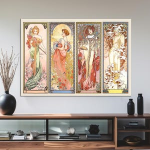 Peut inclure: Une œuvre d'art encadrée présentant quatre panneaux Art nouveau avec des figures féminines en robes fluides. L'œuvre est exposée au-dessus d'une console en bois avec un vase noir et des objets décoratifs. La palette de couleurs comprend des verts, des rouges et des ors.