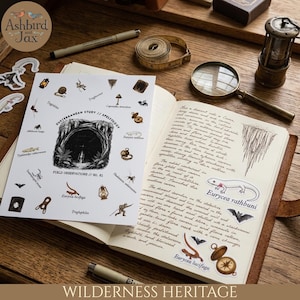 Op de afbeelding: Een notitieboek en stickers met een natuurthema worden gepresenteerd op een houten oppervlak. Het notitieboek is open en onthult handgeschreven notities en illustraties. Stickers tonen grotbewoners en de tekst "Subterranean Study // Speleology". Een vergrootglas en een vintage lamp zijn ook aanwezig.