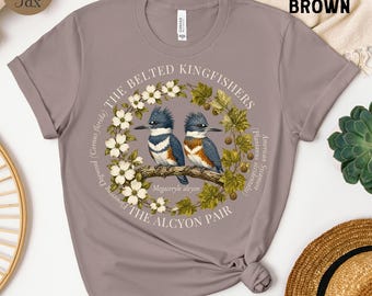 The Belted Kingfishers vintage vogelshirt, esthetic Alcyon-paar comfortabele kleuren sweater, retro botanische Bella Canvas 3001 T-shirt