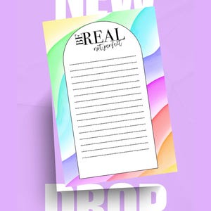 Op de afbeelding: Een witte notitieblok met gelinieerde pagina's en de tekst "BE REAL not perfect" tegen een kleurrijke, regenboogkleurige achtergrond. De woorden "NEW DROP" worden in grote, witte letters weergegeven, wat een levendig en opvallend ontwerp creëert.