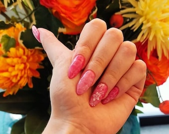 Uñas postizas rosas hechas a mano, manicura con estilo veraniego.