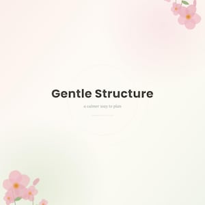 Może przedstawiać: Jasny dokument z delikatnym gradientem w tle, ozdobiony różowymi ilustracjami kwiatów w prawym górnym i lewym dolnym rogu. Tekst brzmi Gentle Structure pogrubionymi ciemnymi literami, a poniżej znajduje się a calmer way to plan.