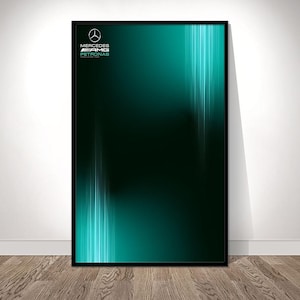Può includere: Un poster incorniciato con uno sfondo sfumato verde scuro e nero. Strisce verticali di verde chiaro corrono lungo il centro. Il logo Mercedes-AMG Petronas si trova nell'angolo in alto a sinistra.