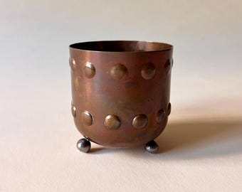 Arts & Crafts koperen beker op bolpootjes – geklonken jugendstilvat – klein bekerglas van 8 cm