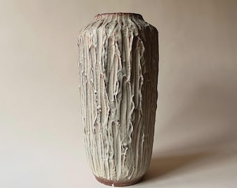 Grote West-Duitse sculpturale keramische vaas – reliëfschorstextuur – studioaardewerk jaren 60