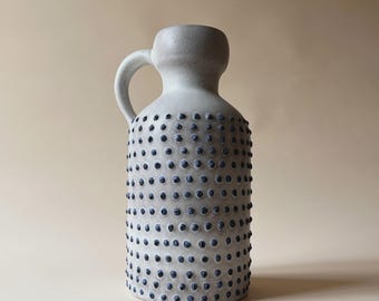 Marei Keramik-vaas – West-Duits aardewerk uit de jaren 60, reliëf met blauwe stippen