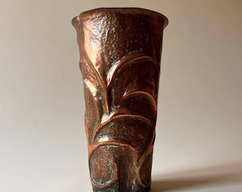 Art nouveau koperen vaas c. 1910-1920 – Handgemaakt bloemenreliëf – Antieke gehamerde metalen vaas