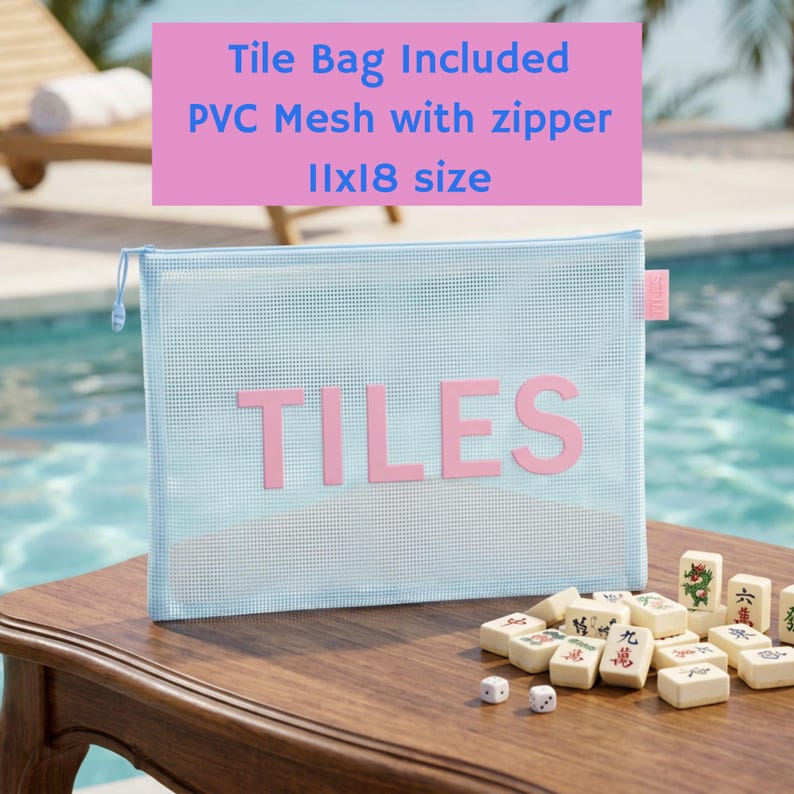 Pu&ograve; includere: Una borsa in rete di PVC azzurro con cerniera e la parola TILES stampata in lettere rosa sul davanti. La borsa misura 11 cm per 18 cm. Una collezione di piccole tessere di gioco rettangolari e due dadi bianchi sono disposti vicino.