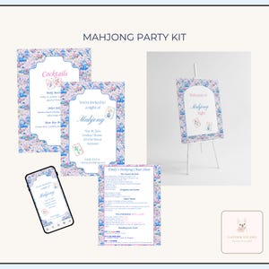 Può includere: Un kit per feste di Mahjong con inviti, un foglio di trucchi e un cartello di benvenuto. Gli inviti e il cartello presentano un design floreale con accenti blu e rosa. Uno smartphone mostra un invito abbinato.