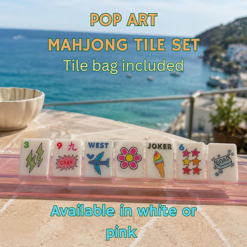 Pu&ograve; includere: Un set di sette tessere rettangolari bianche da mahjong disposte in fila su un supporto rosa. Ogni tessera presenta grafiche pop art colorate, tra cui fulmini, un aereo, un fiore, un gelato, stelle e una saponetta con la scritta SOAP.