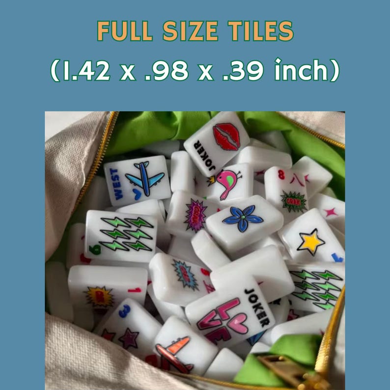 Pu&ograve; includere: Una collezione di tessere rettangolari bianche con stampe grafiche colorate tra cui fulmini, fiori, stelle, labbra e la parola JOKER, che misurano 3,61 x 2,49 x 0,99 cm, contenute in un sacchetto di tessuto beige con fodera verde.