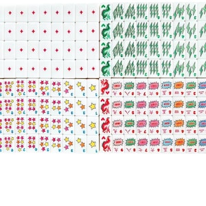 Pu&ograve; includere: Una collezione di tessere rettangolari bianche da mahjong disposte in una griglia. Le tessere presentano vari disegni colorati, tra cui rombi rossi, motivi di bamb&ugrave; verdi, motivi di uccelli rosa, stelle multicolori e tessere con caratteri cinesi.