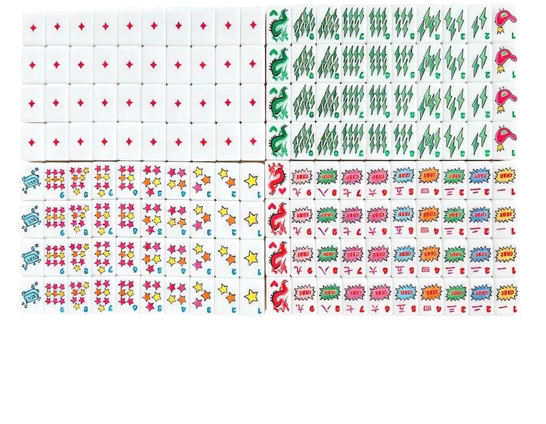 Pu&ograve; includere: Una collezione di tessere rettangolari bianche da mahjong disposte in una griglia. Le tessere presentano vari disegni colorati, tra cui rombi rossi, motivi di bamb&ugrave; verdi, motivi di uccelli rosa, stelle multicolori e tessere con caratteri cinesi.