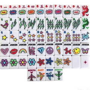 Pu&ograve; includere: Un set di tessere rettangolari bianche da mahjong con illustrazioni grafiche colorate che includono i numeri da uno a nove con caratteri cinesi, fulmini, stelle, cuori, arcobaleni, fiori, aeroplani e la parola JOKER.