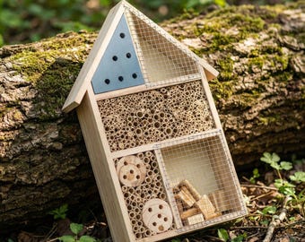 Hotel para insectos Bee House – Refugio de madera para abejas, mariquitas y polinizadores beneficiosos en el jardín.