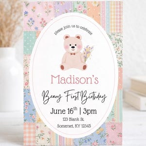Invitación de primer cumpleaños con osito de peluche / Patchwork floral / Invitación con osito de peluche en tonos pastel / Diseño acolchado de inspiración vintage / Descarga digital (editable en CANVA)